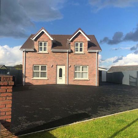 Slievenagarragh. A House In The Garden Villa Hilltown ภายนอก รูปภาพ