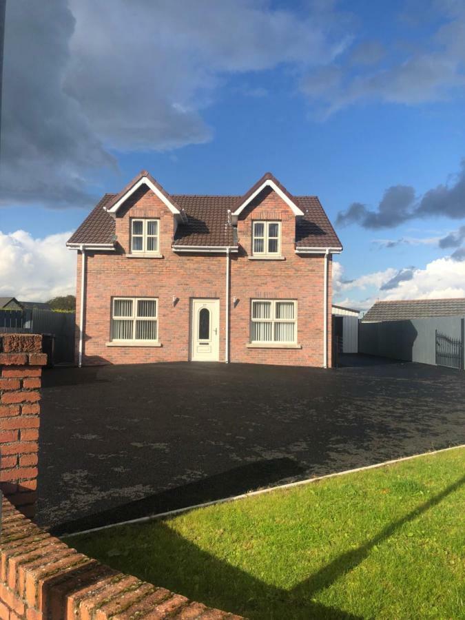 Slievenagarragh. A House In The Garden Villa Hilltown ภายนอก รูปภาพ